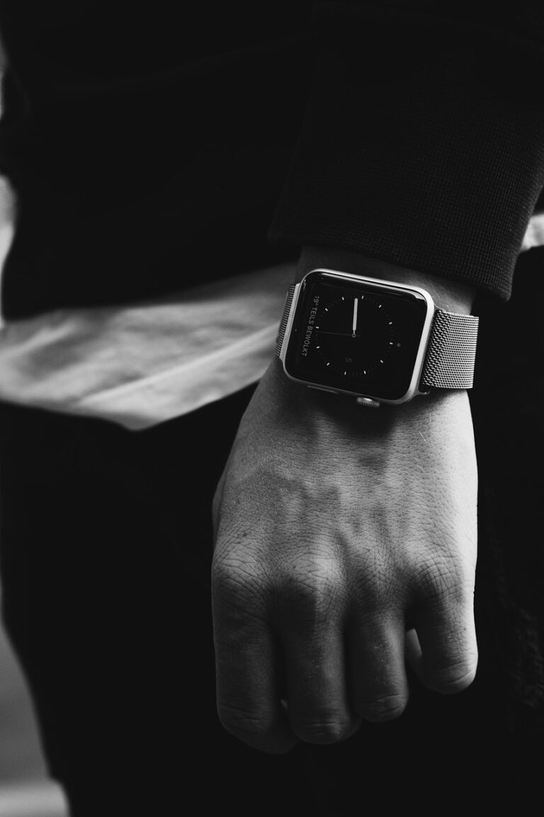 elegancki apple watch na ręku